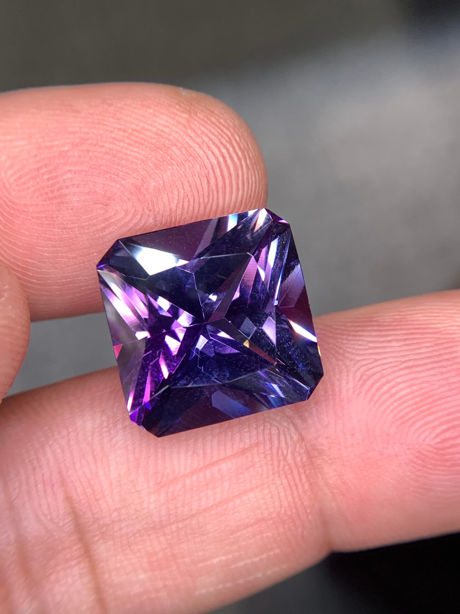 π 20.63 Carat Tanzanite - Image 4